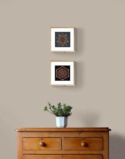 Картины мандалы в интерьере стильная деталь комод зеленое растение оформление помещения